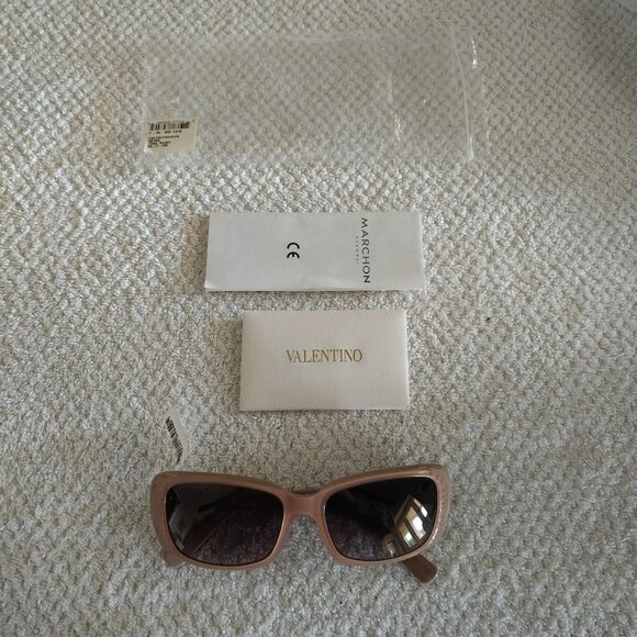 BRAND NEW WOMENS VALENTINO RECTANGULAR SUNGLASSES - NUDE COLOR WITH CARVED ROSES main image 8